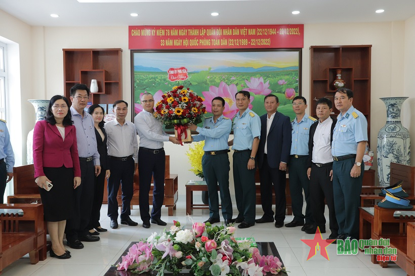 Bí thư Tỉnh ủy Phú Yên thăm, chúc mừng Trung đoàn 915, Trường Sĩ quan Không quân